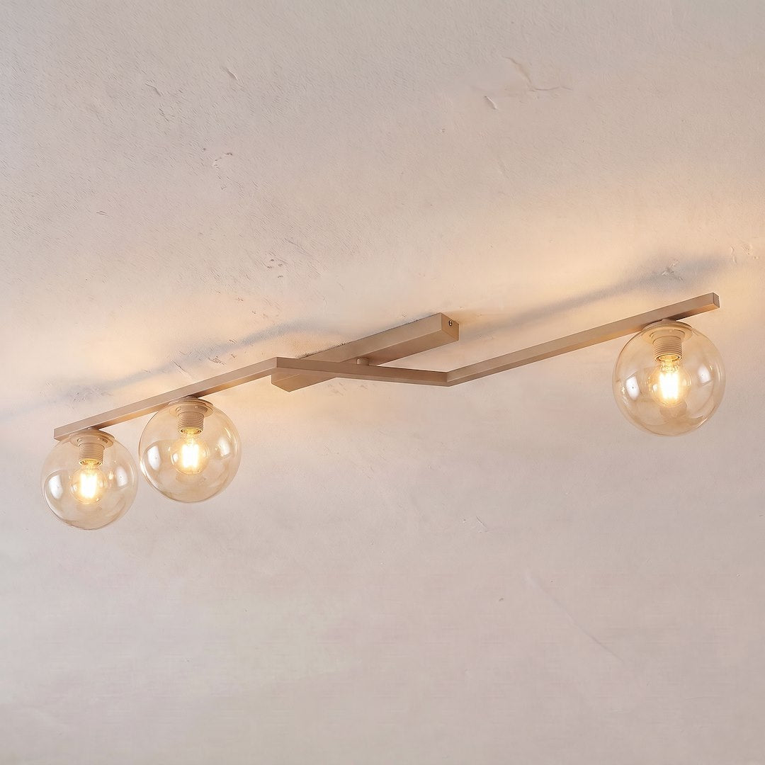 Vue de dessous du plafonnier éclairé fixé au plafond, halos lumineux chauds