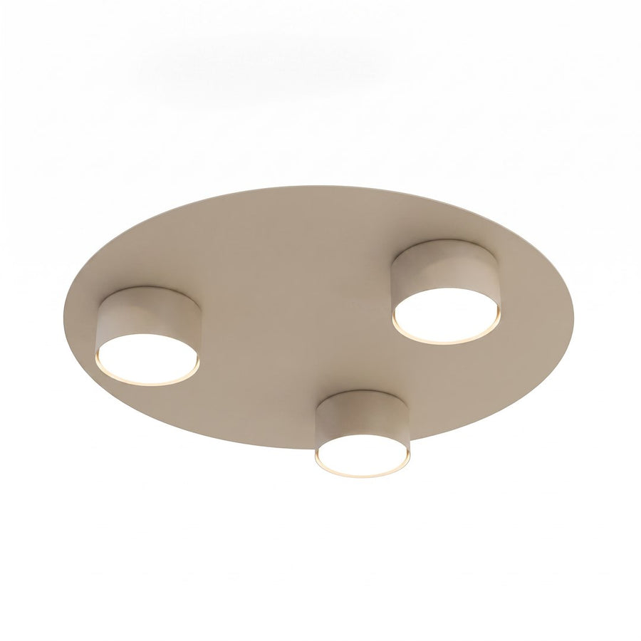 Vue en biais du plafonnier beige et de ses trois cylindres lumineux