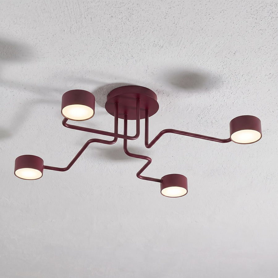 Vue rapprochée sous plafond, lumière chaude diffusée sur mur crème