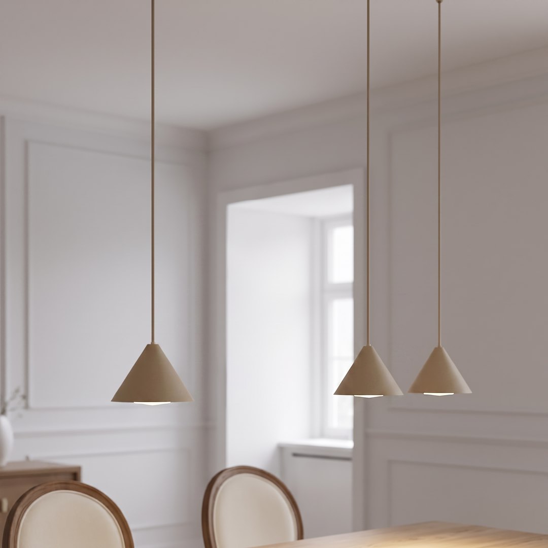 Mise en ambiance dans une salle à manger, trois suspensions coniques au-dessus d'une table en bois