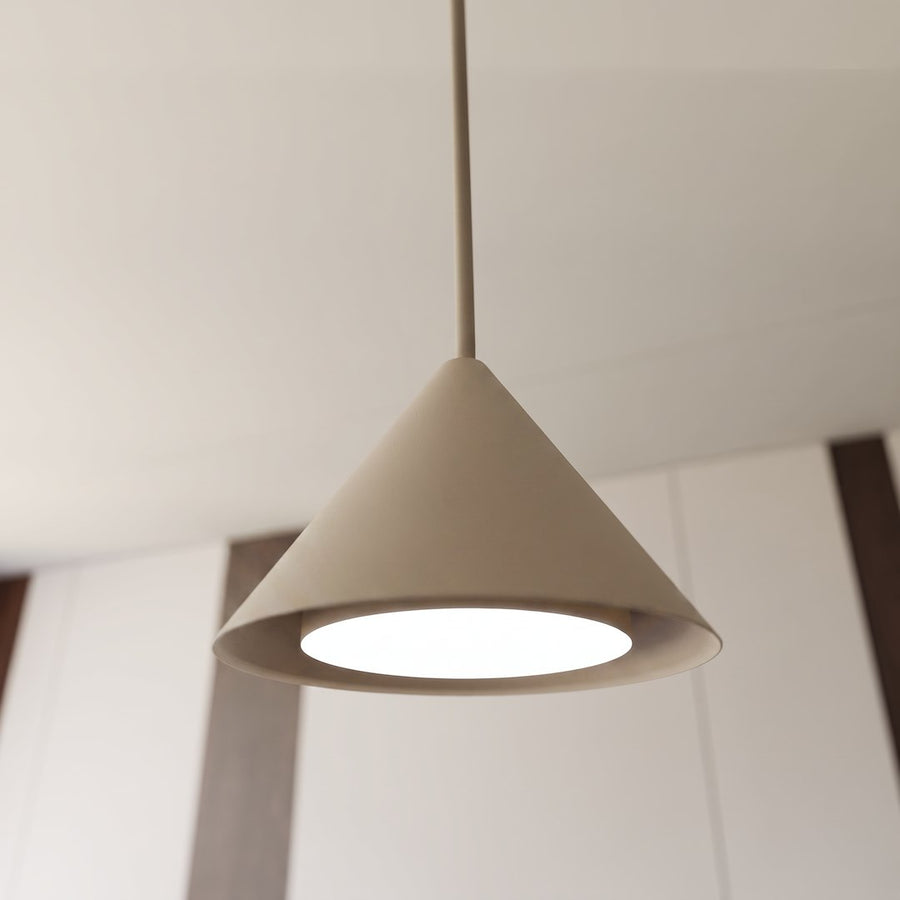 Gros plan sur l'abat-jour conique beige et sa source lumineuse allumée