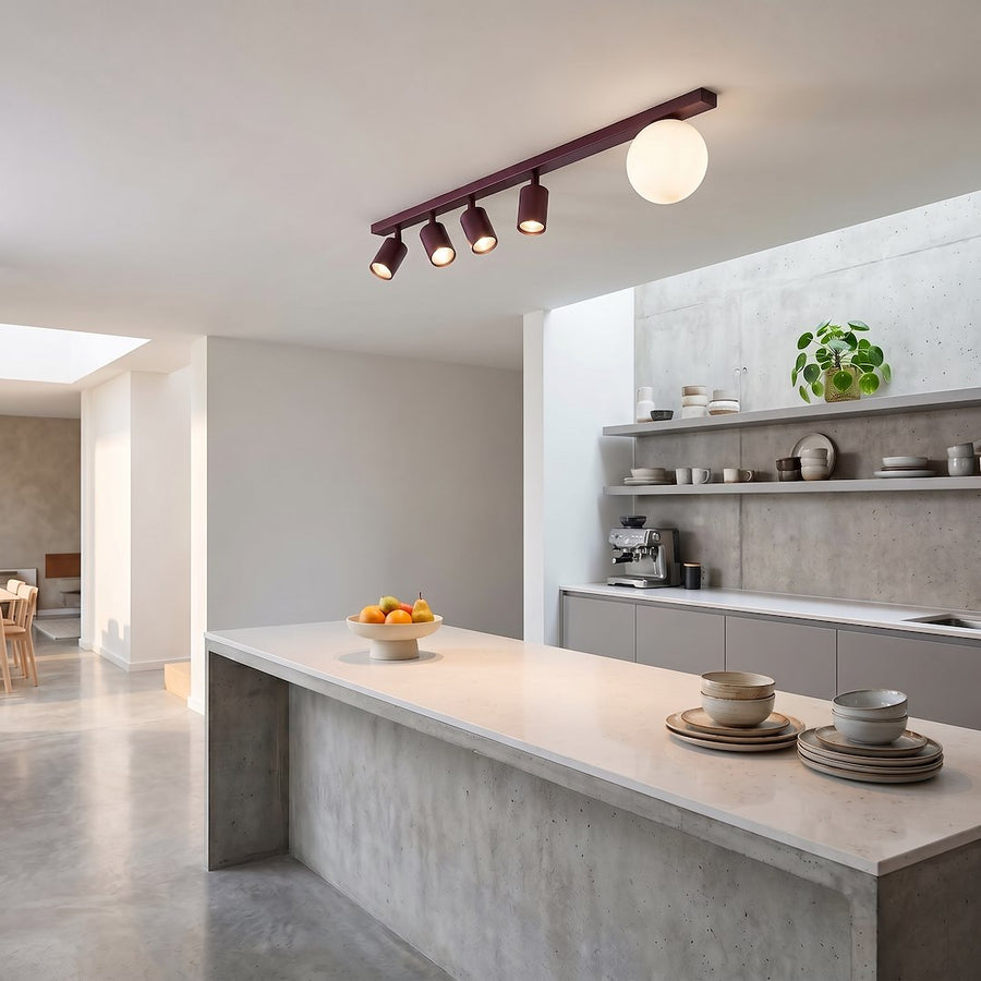 Ambiance dans une cuisine béton clair avec îlot central sous le plafonnier