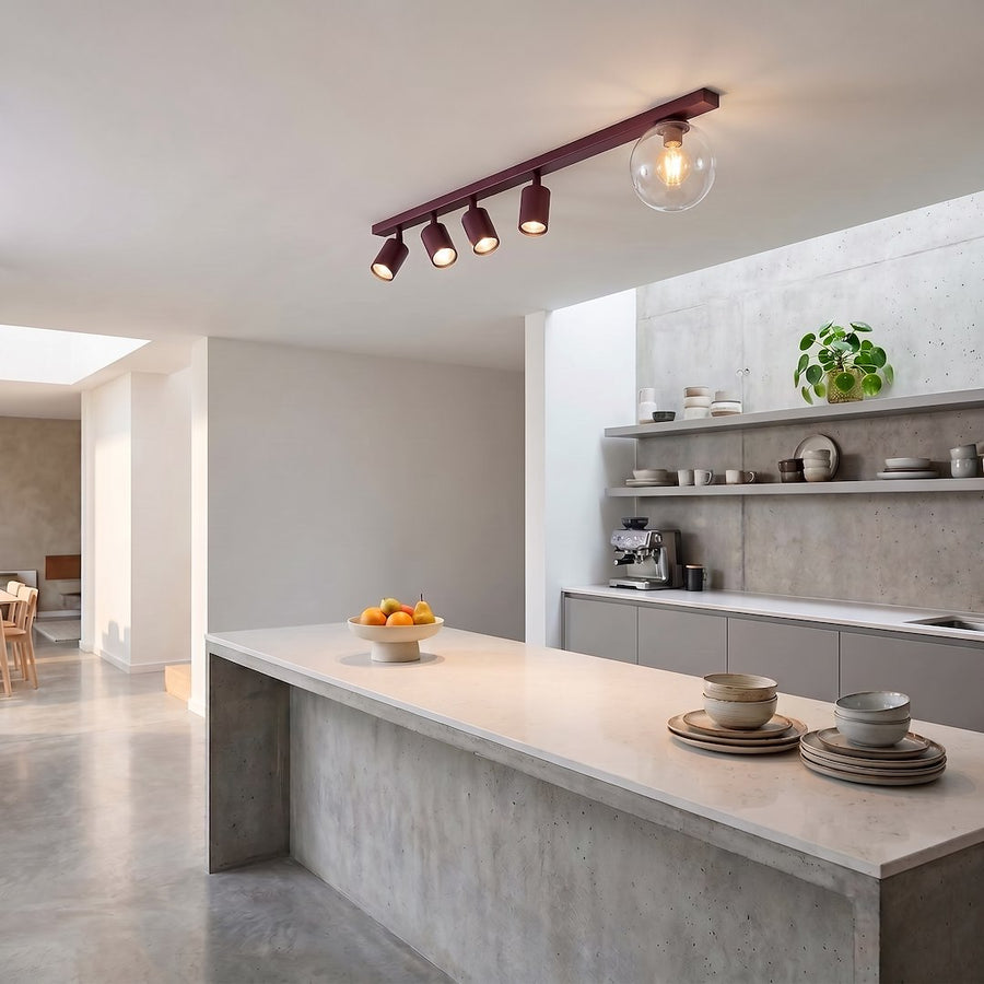 Vue en situation au-dessus d'un îlot de cuisine en béton, spots orientables braqués vers le bas.