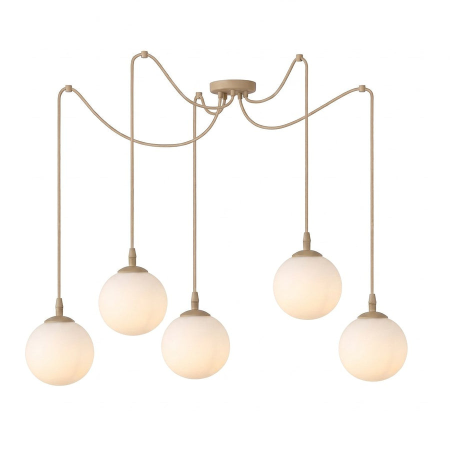 Suspension cinq globes en verre blanc opaque, câbles beiges sur fond blanc