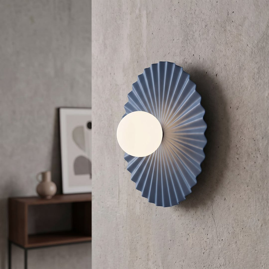 Applique allumée fixée sur un mur béton avec console en bois