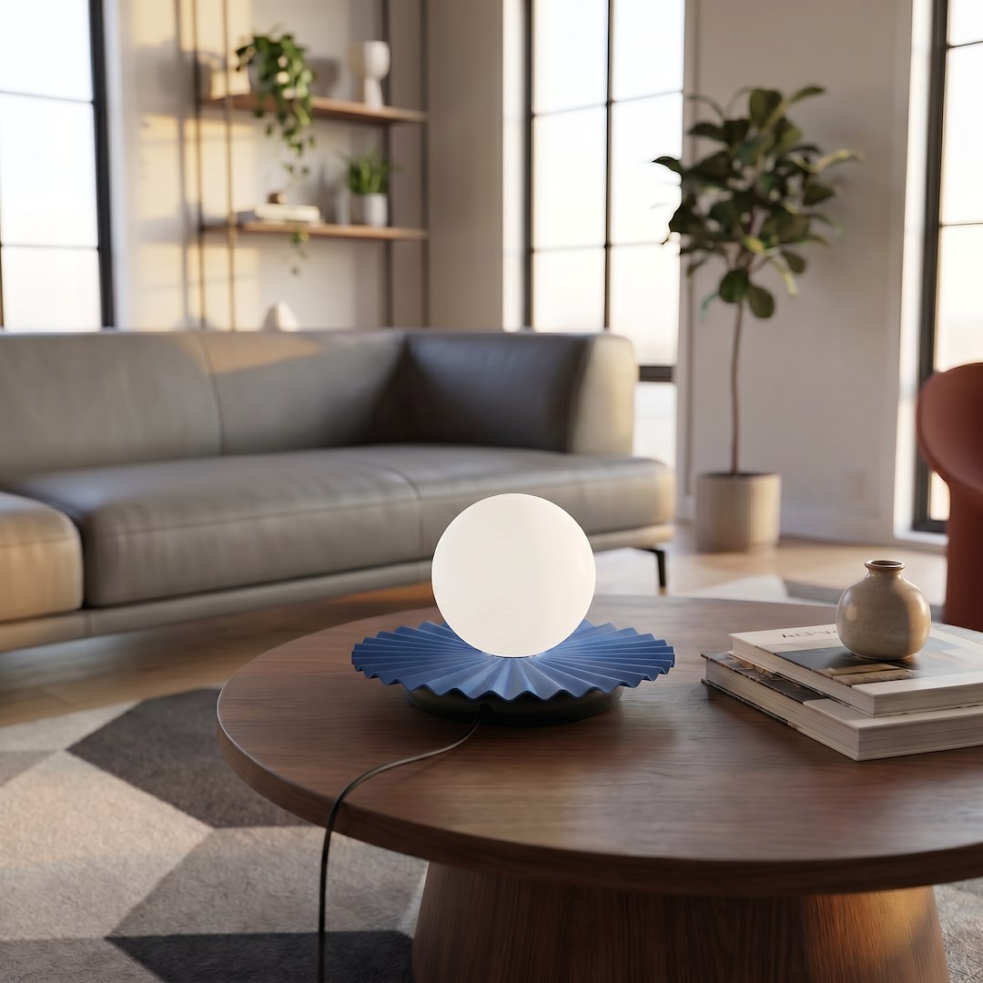 Lampe posée sur table basse en bois dans un salon contemporain clair.