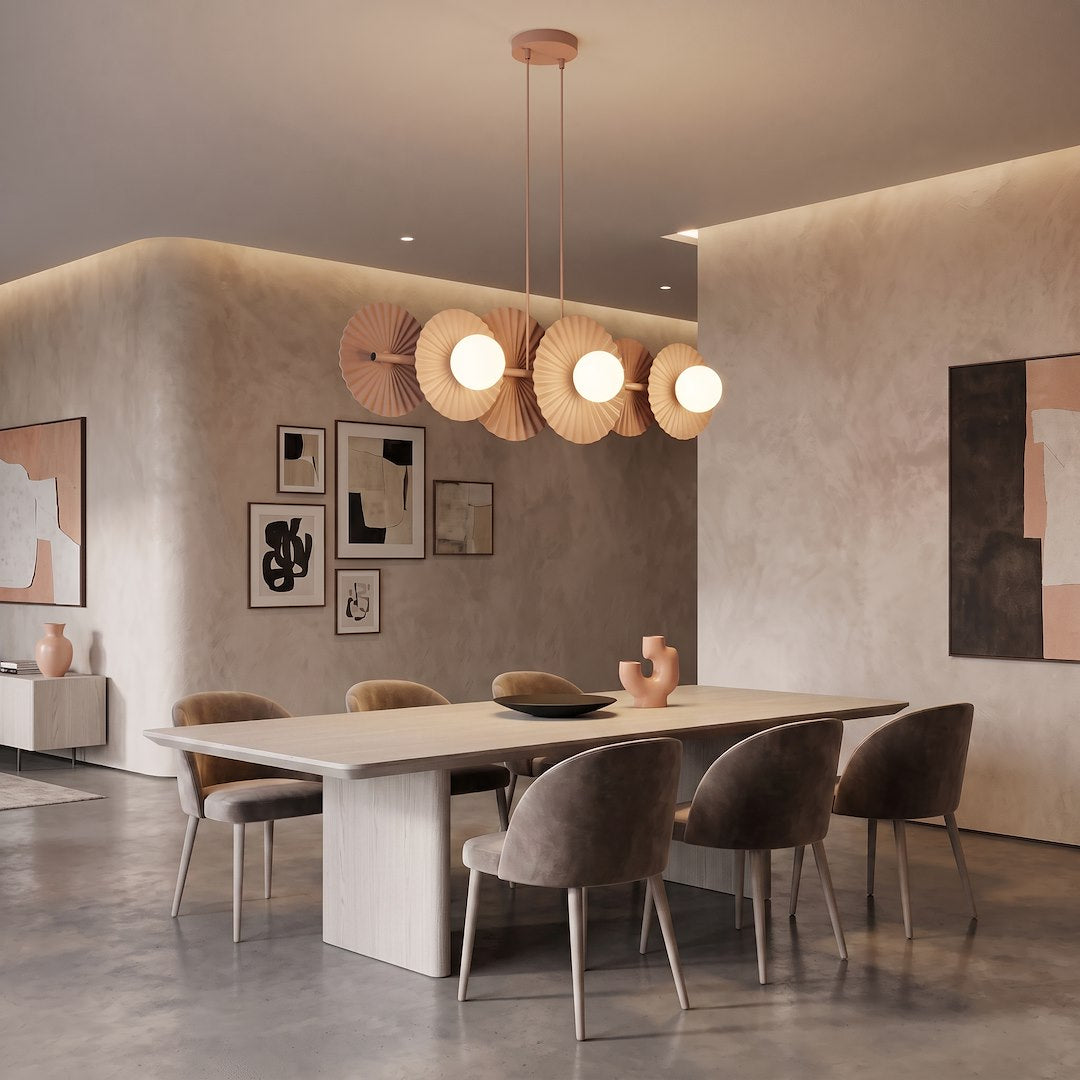 Mise en ambiance chaleureuse du lustre corail au-dessus d'une table en bois clair