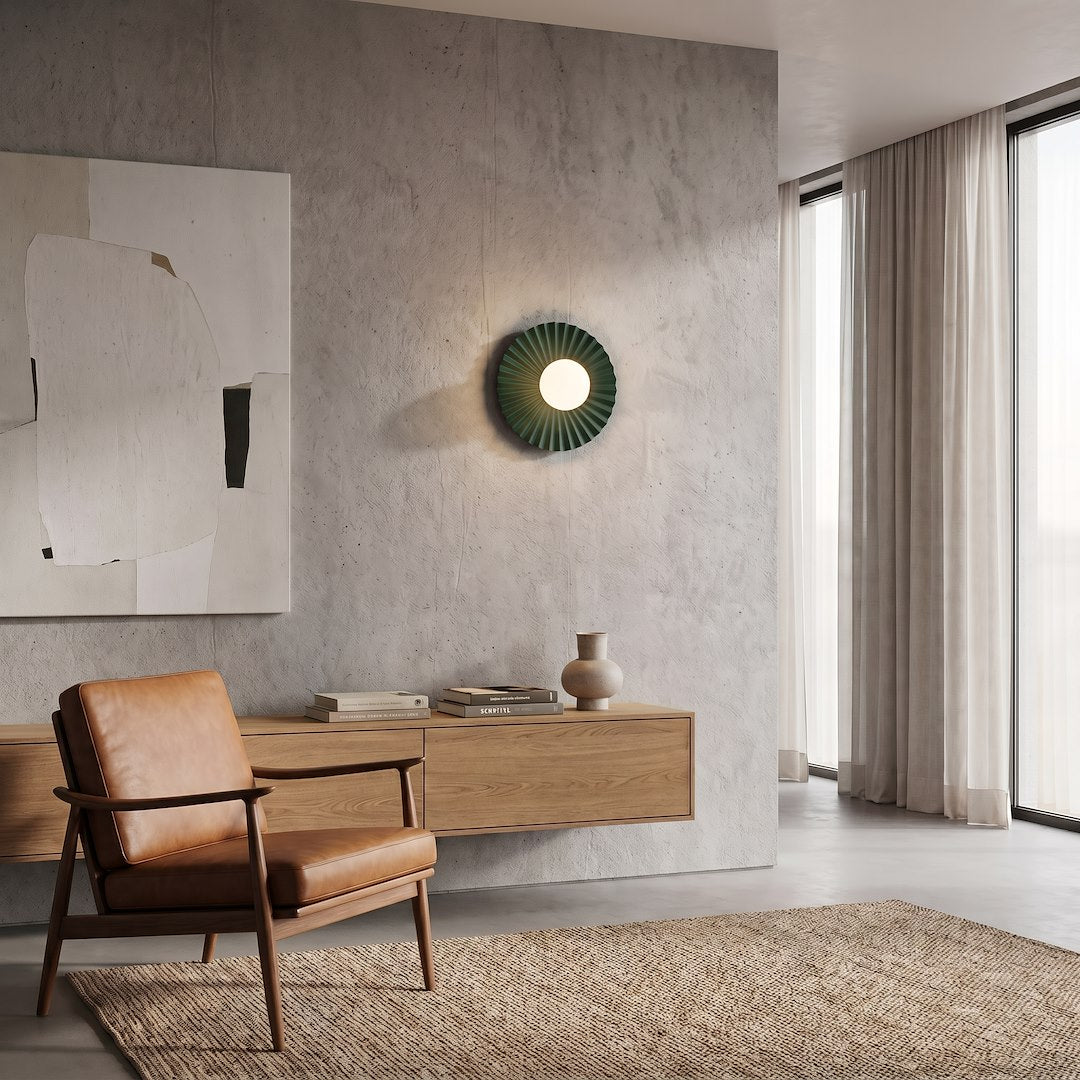 Mise en ambiance dans un salon béton avec fauteuil cuir, tableau abstrait et meuble bas