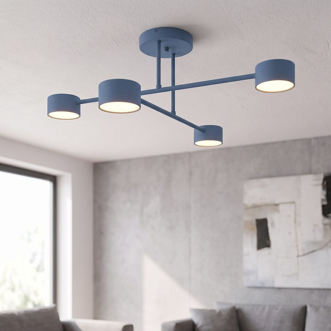 Mise en ambiance du plafonnier bleu allumé dans un salon aux murs gris