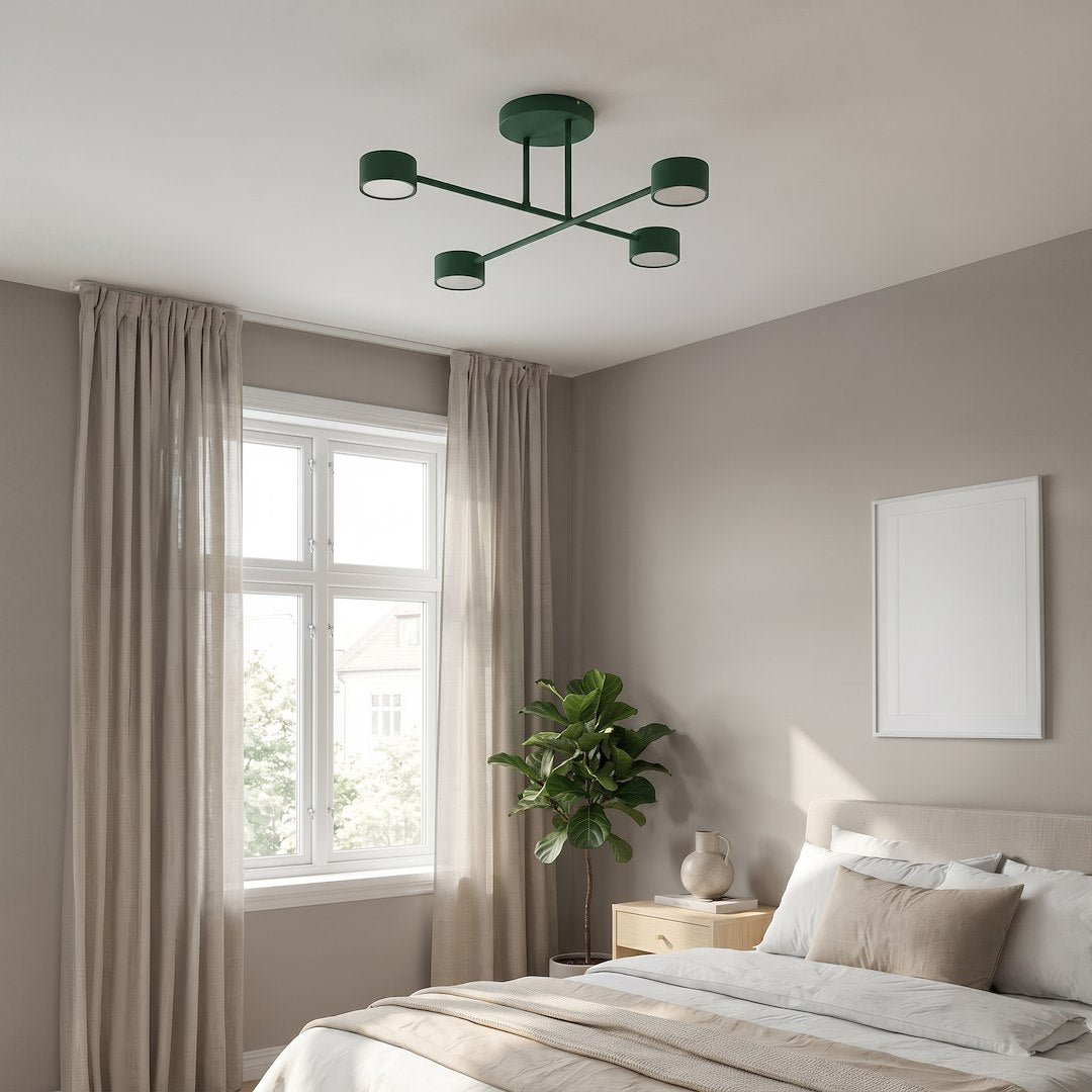 Mise en ambiance dans une chambre claire, plafonnier vert fixé au-dessus du lit