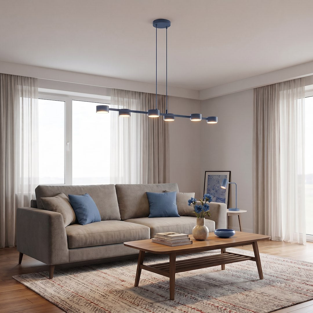 Mise en ambiance du luminaire au-dessus d'un canapé beige dans un salon