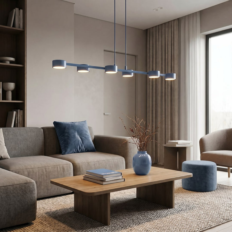 Ambiance de salon moderne avec le luminaire bleu allumé au-dessus de la table basse