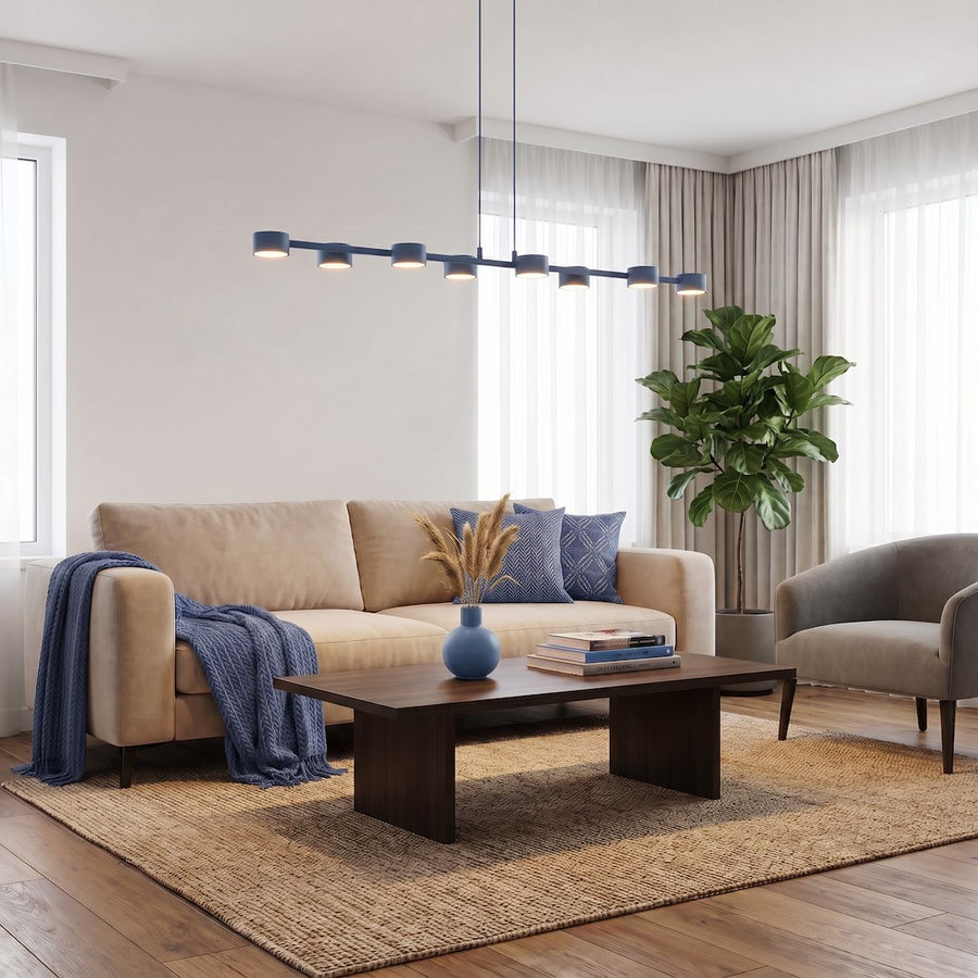 Intérieur clair avec canapé beige, plante verte et plafonnier bleu suspendu au centre