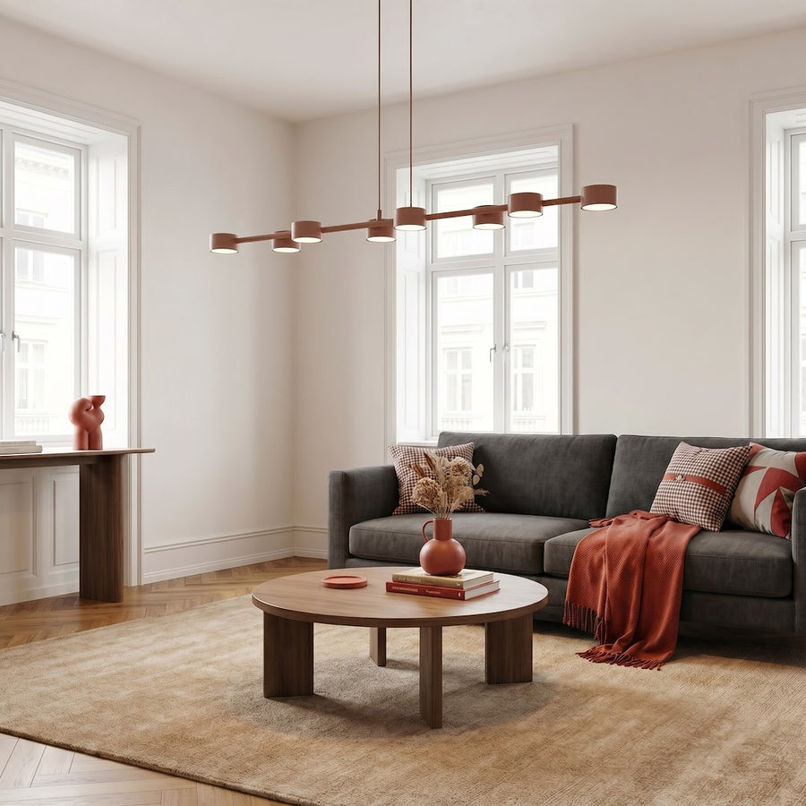 Vue en situation dans un séjour contemporain, canapé gris et suspension linéaire.