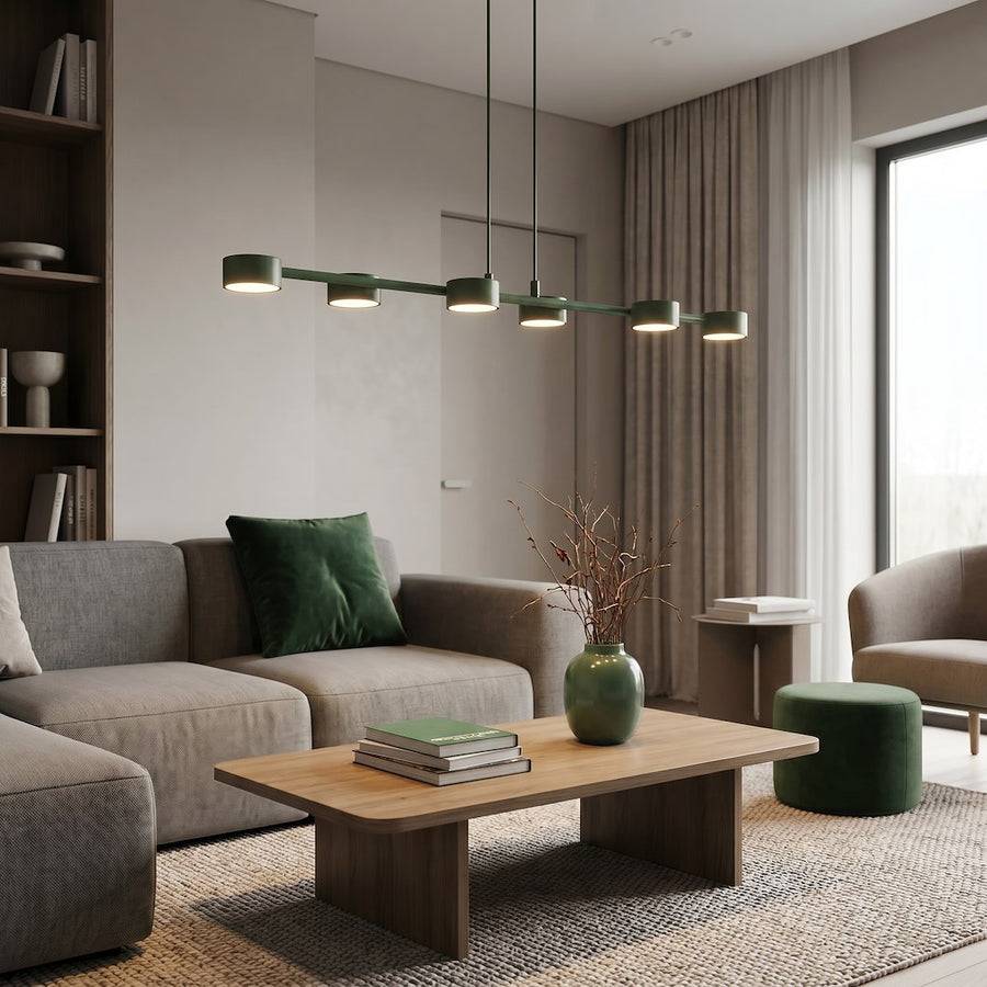 Mise en scène du luminaire dans un séjour contemporain aux tons beige et vert