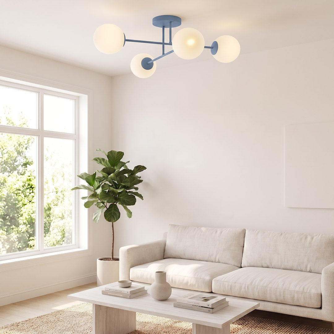 Mise en ambiance du plafonnier dans un salon clair avec canapé beige