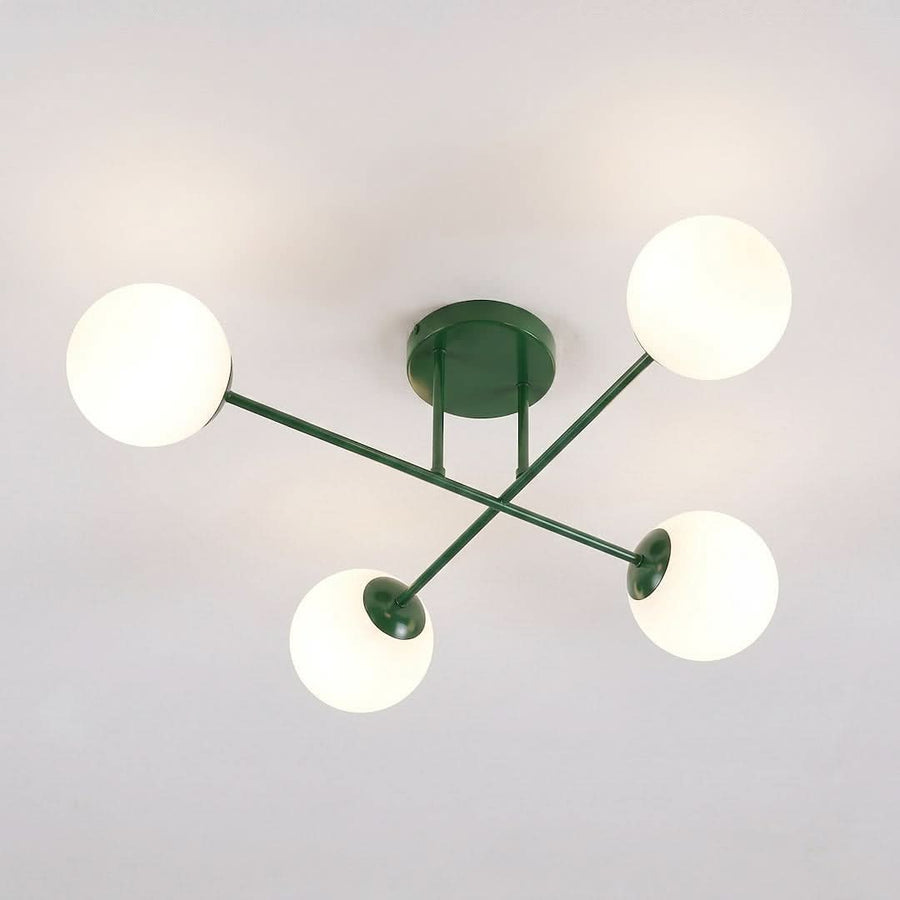 Plafonnier quatre globes blancs opalines sur bras croisés vert bouteille, vue de face