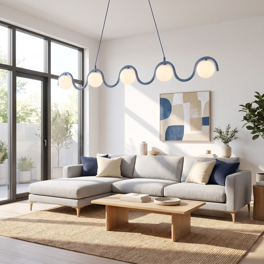 Mise en ambiance dans un séjour moderne avec grande baie vitrée et canapé gris
