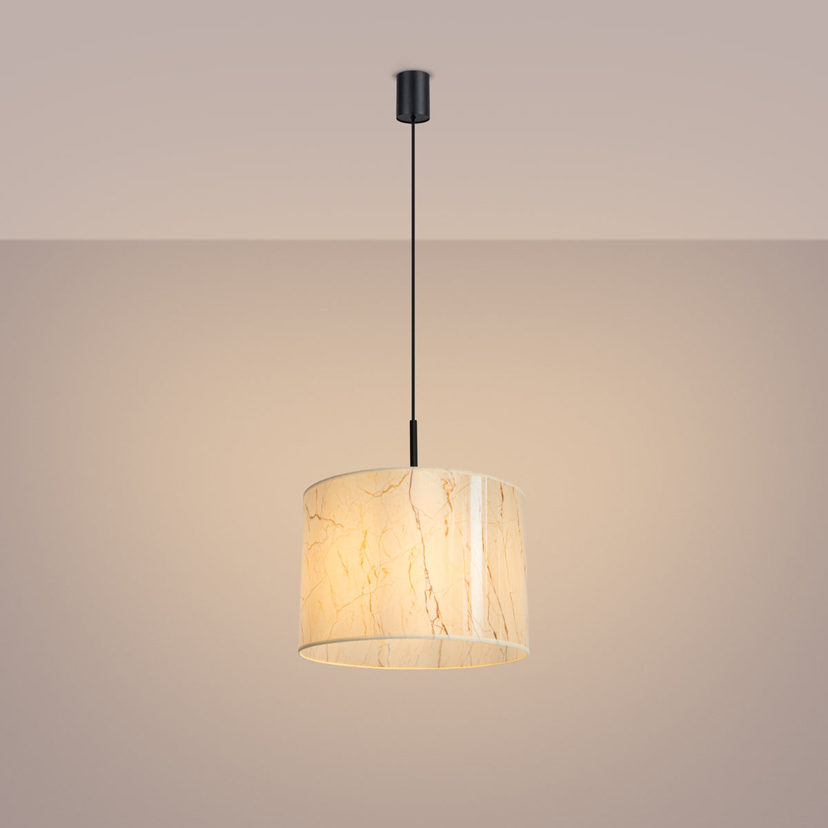 Suspension allumée diffusant une lumière chaude, abat-jour marbré sur fond beige.