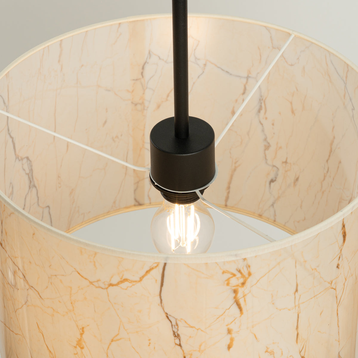Détail intérieur de l'abat-jour avec douille noire, ampoule et diffuseur.