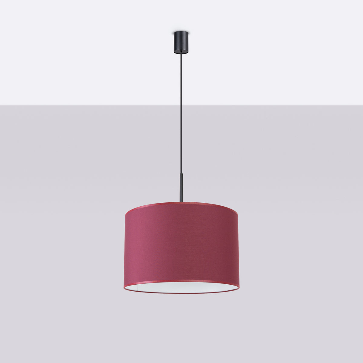 Mise en ambiance sur mur gris clair, abat-jour rose suspendu au plafond