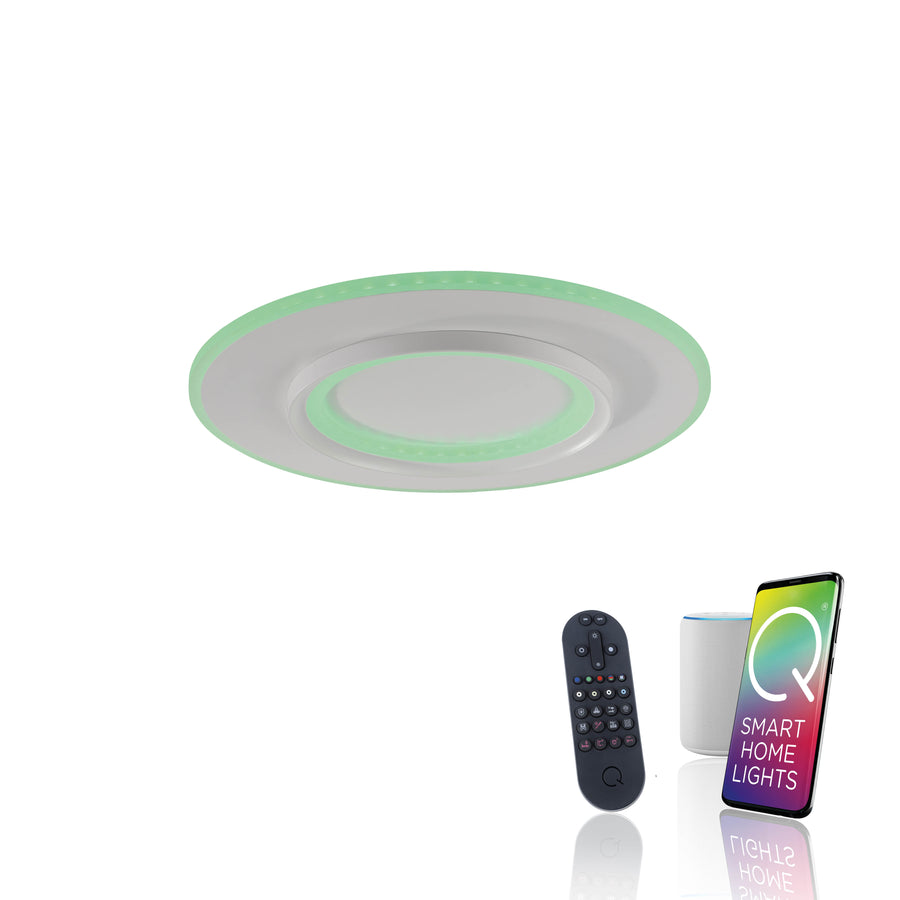 Vue produit sur fond blanc accompagnée de la télécommande, d'une enceinte et d'un smartphone.