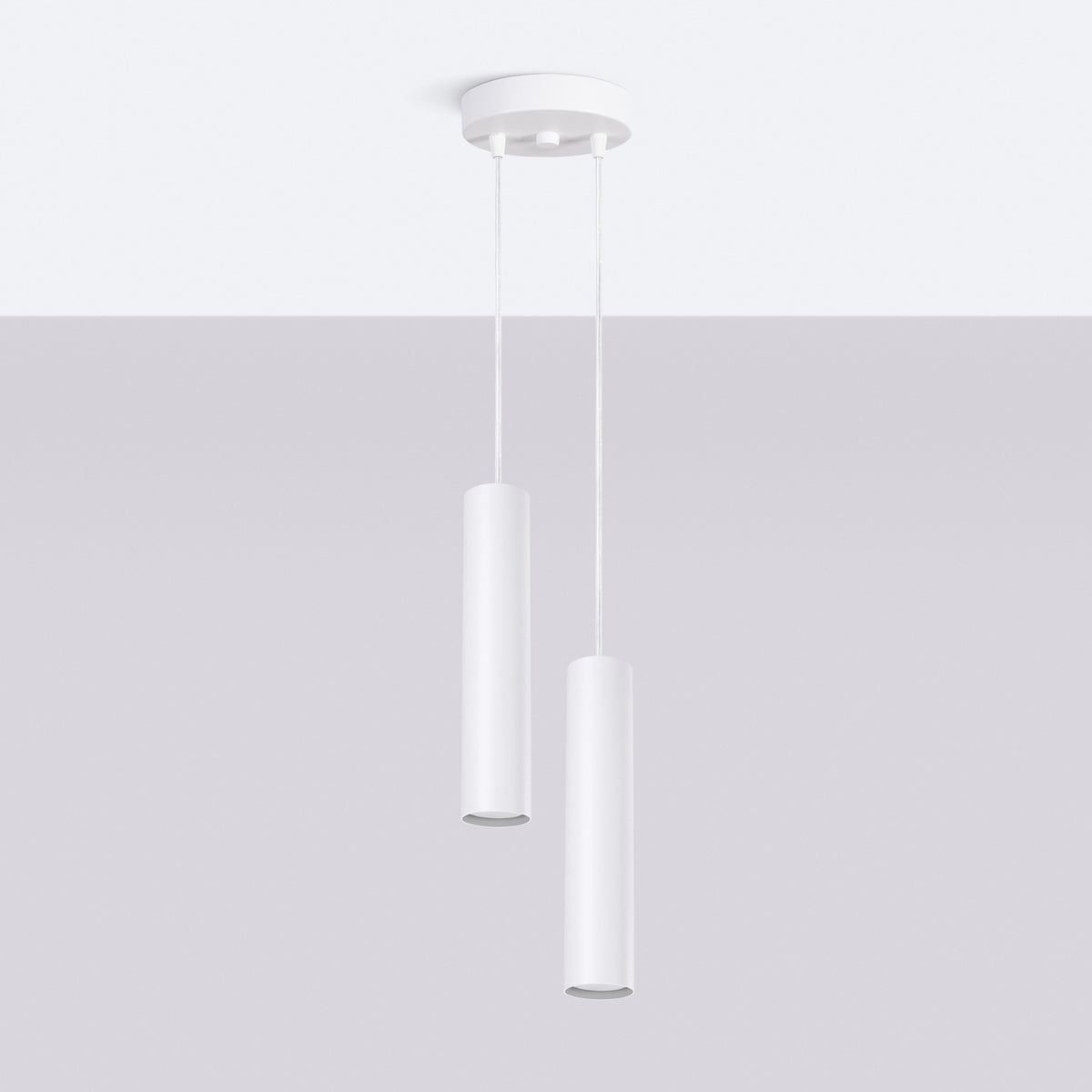 Suspension double blanche installée devant un mur gris clair