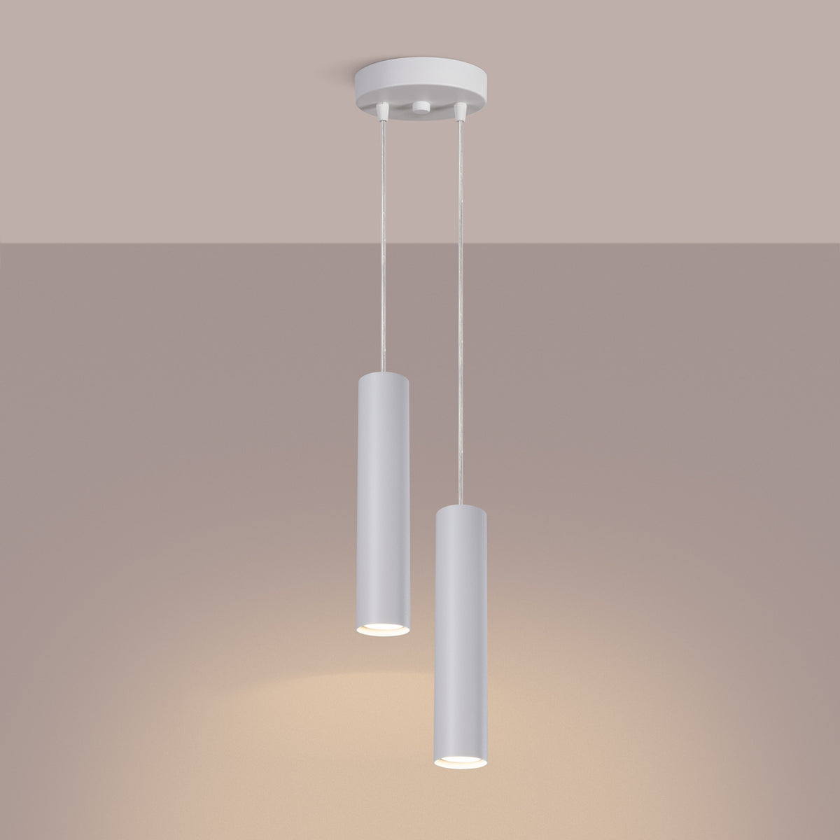Suspension allumée diffusant une lumière chaude sur un mur beige