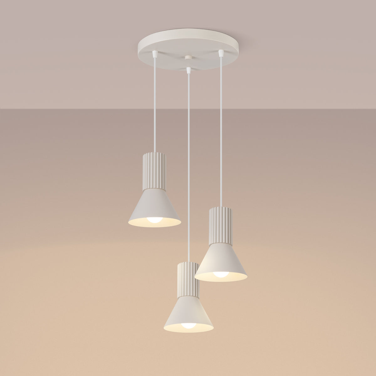 Mise en ambiance chaleureuse avec les trois lampes allumées devant un mur beige.