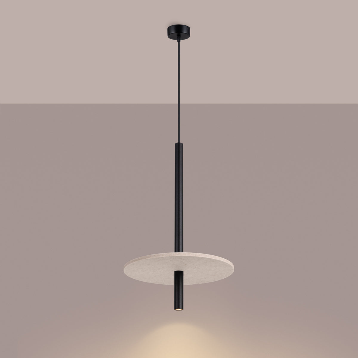 Mise en ambiance sous plafond beige avec halo lumineux chaud projeté