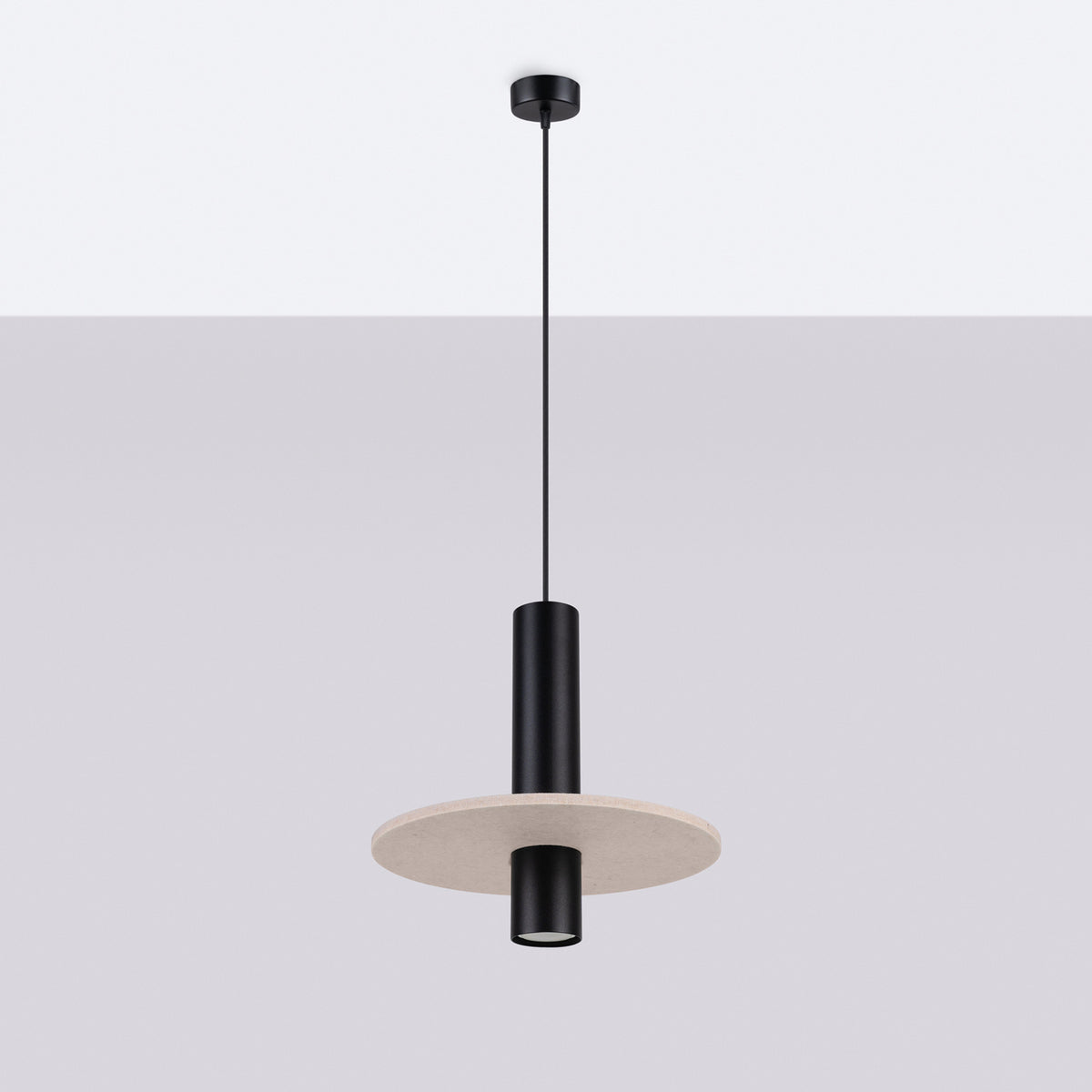 Luminaire suspendu présenté de face sur fond gris clair, rosace au plafond