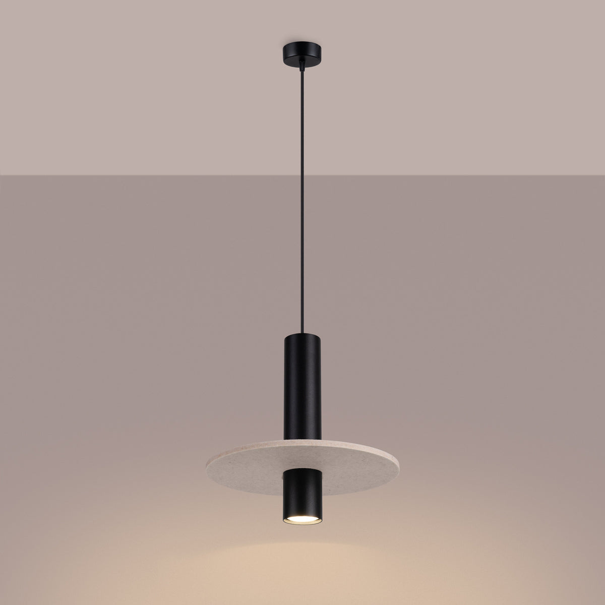 Mise en ambiance du luminaire allumé, halo chaud sur fond beige