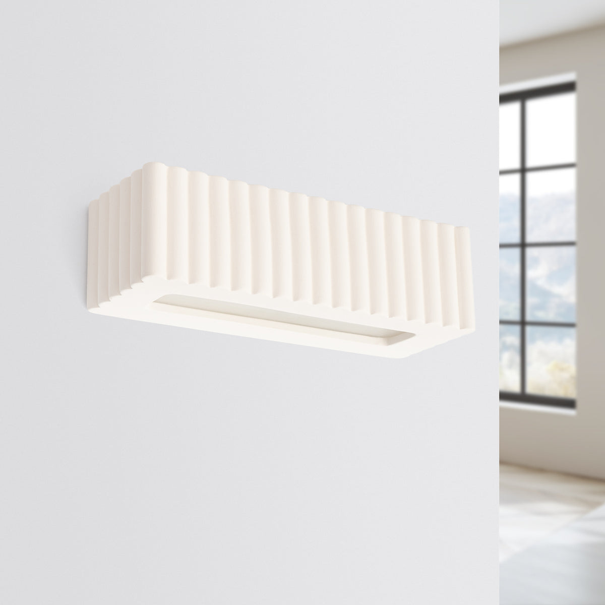 Applique murale blanche installée sur un mur, éteinte, près d'une fenêtre lumineuse.