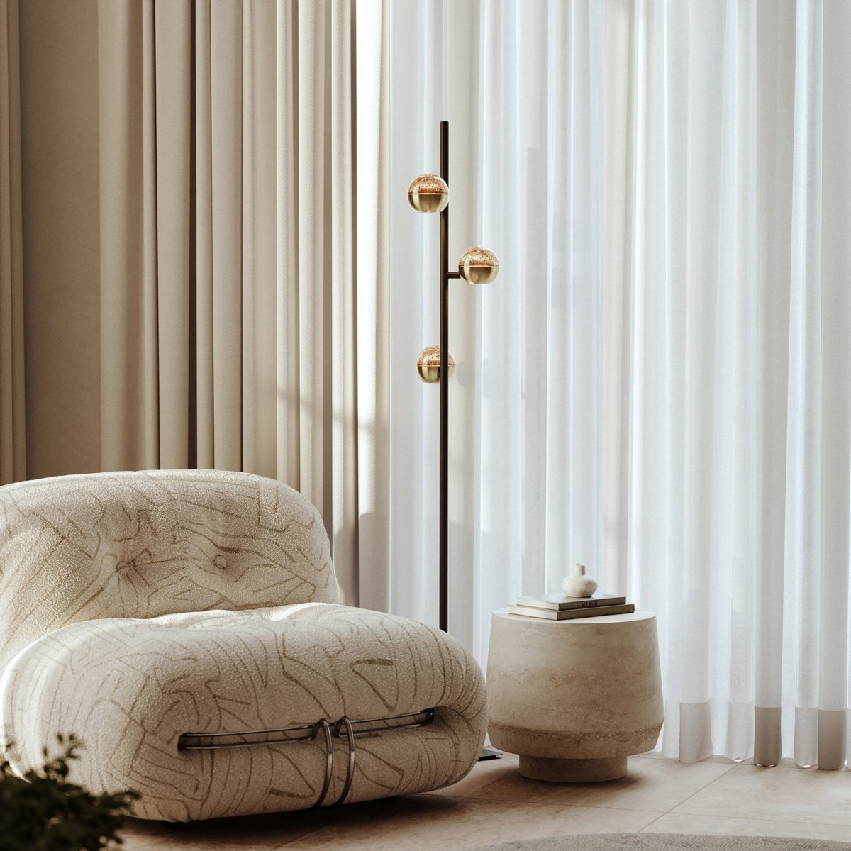 Lampadaire doré devant des rideaux blancs, près d'un fauteuil en boucle