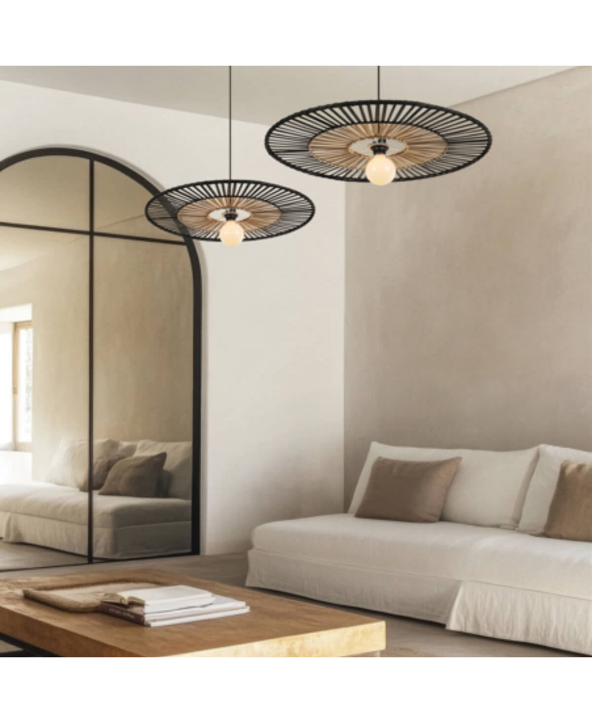 Mise en ambiance chaleureuse dans un séjour beige avec canapé et grand miroir