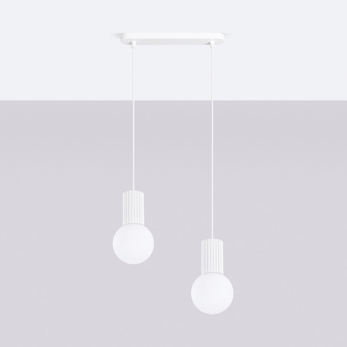 Présentation sur fond gris clair de la suspension blanche, avec ombre douce et câbles fins.