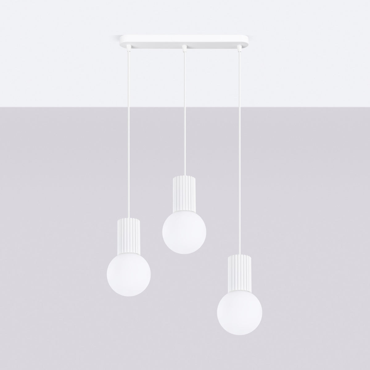 Mise en ambiance sur fond gris clair, suspension blanche à trois pendants et globes opalins.