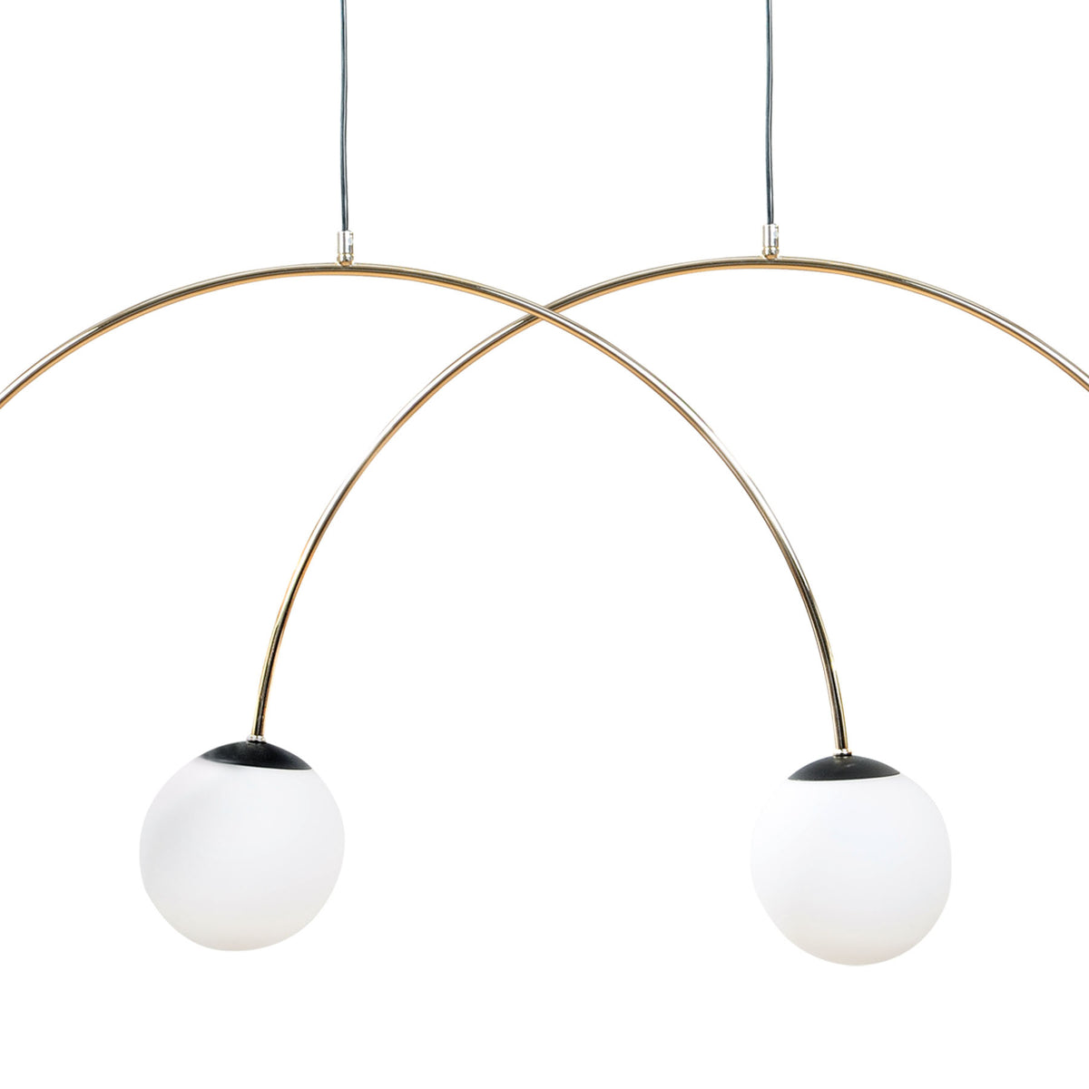Détail des deux arches dorées entrecroisées et des globes en verre opalin