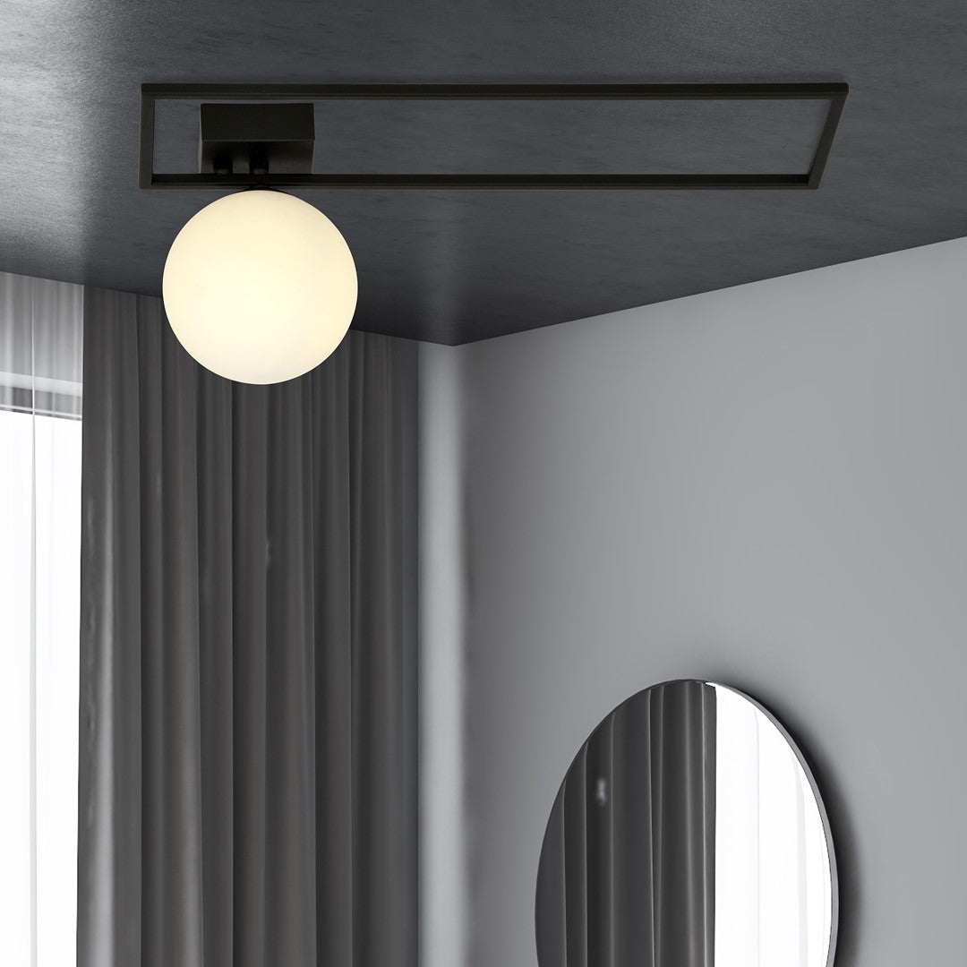 Mise en ambiance sur plafond gris, luminaire allumé devant rideaux et miroir.