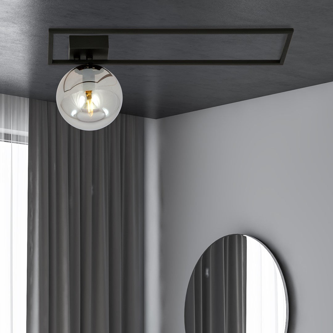 Mise en ambiance du plafonnier fixé au plafond devant rideaux gris et miroir.