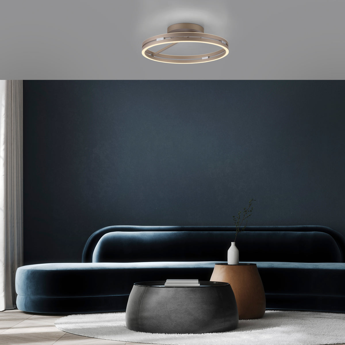 Mise en ambiance dans un salon bleu nuit avec canapé, table basse et vase