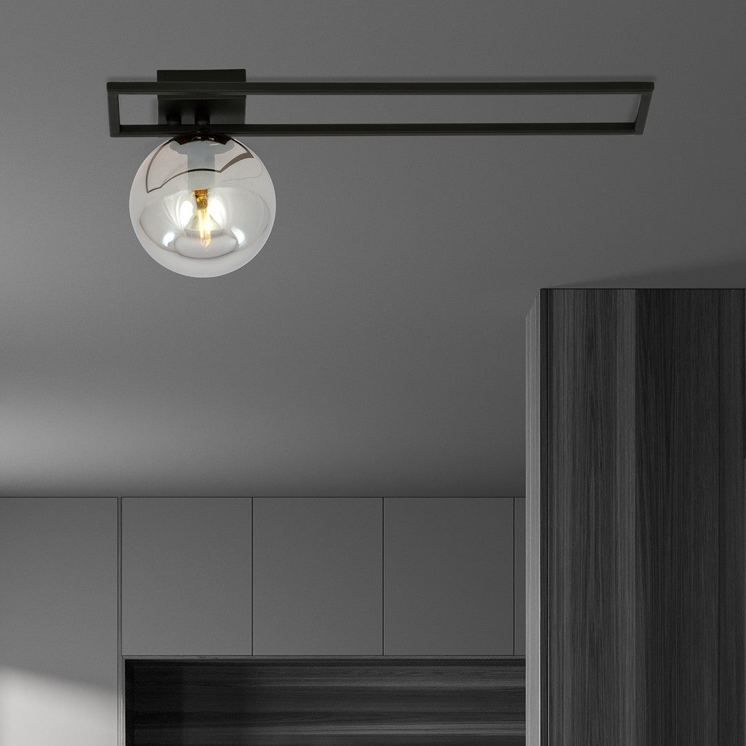 Mise en ambiance cuisine, plafonnier allumé devant des meubles gris anthracite