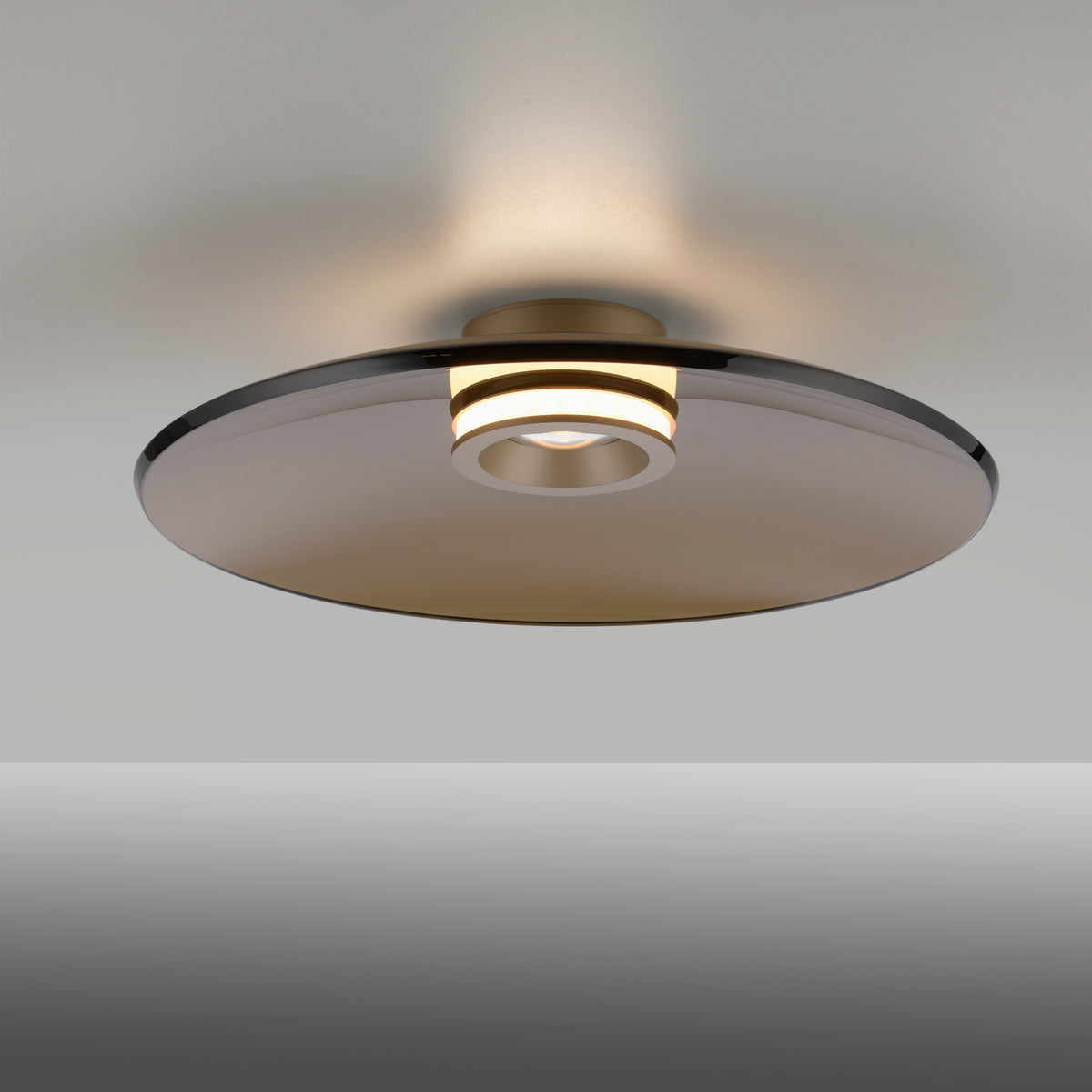 Plafonnier installé au plafond, lumière chaude diffusée en haut et en bas