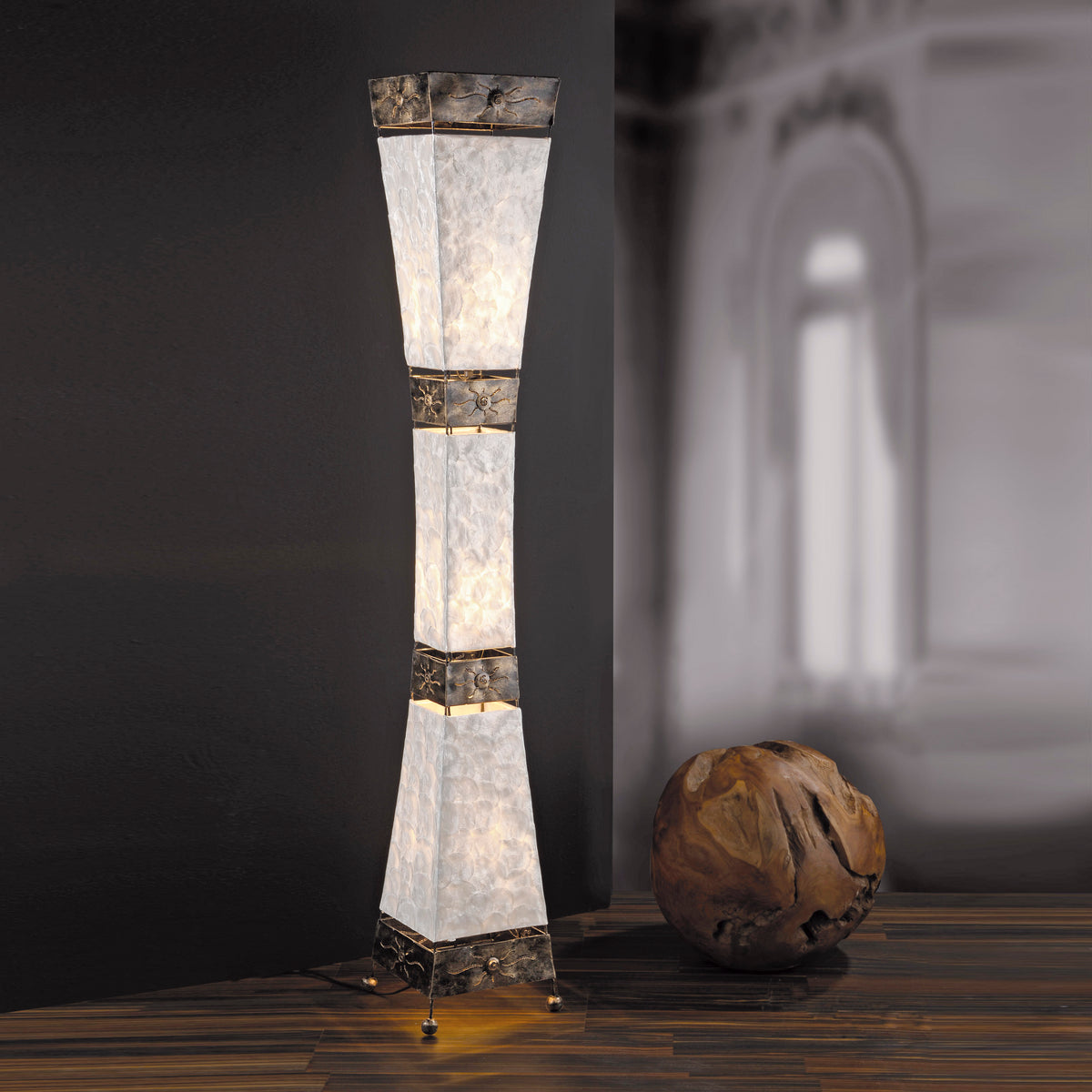 Mise en ambiance dans un intérieur sombre, lumière chaude diffusée par le papier