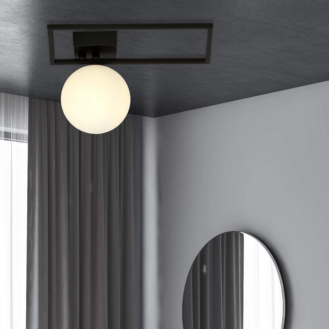 Mise en ambiance du plafonnier allumé sur plafond sombre, près de rideaux et miroir.