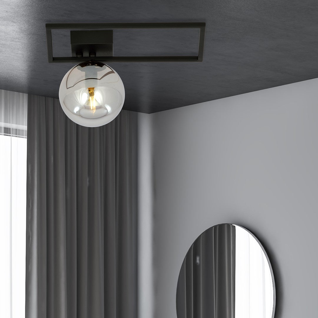 Mise en ambiance du plafonnier allumé au plafond dans un intérieur gris avec rideaux.