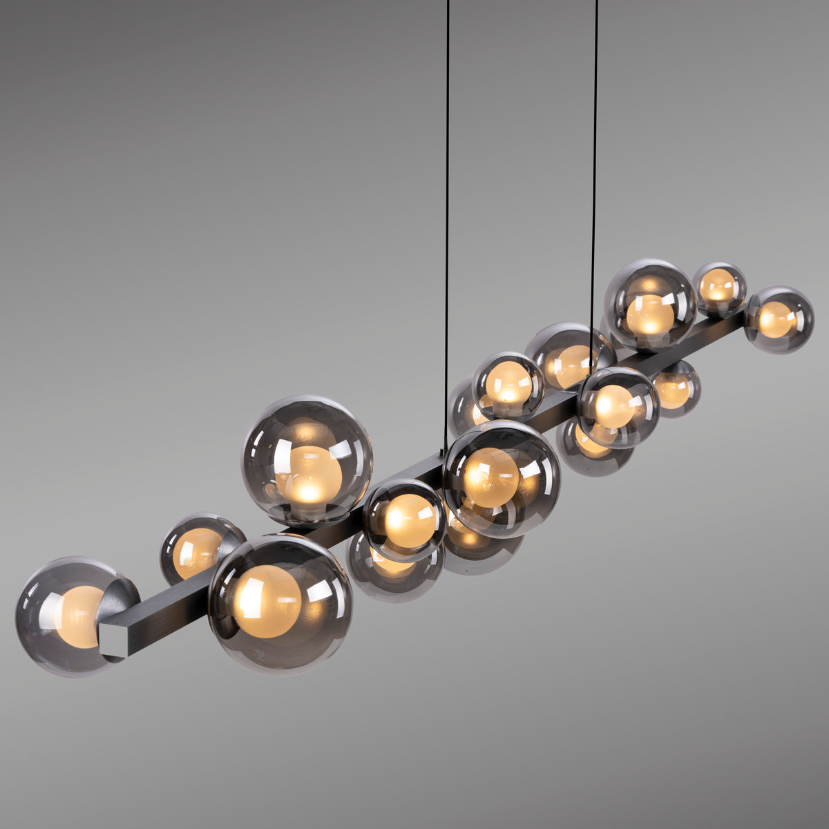 Détail rapproché des sphères de verre fumé et de la lumière chaude
