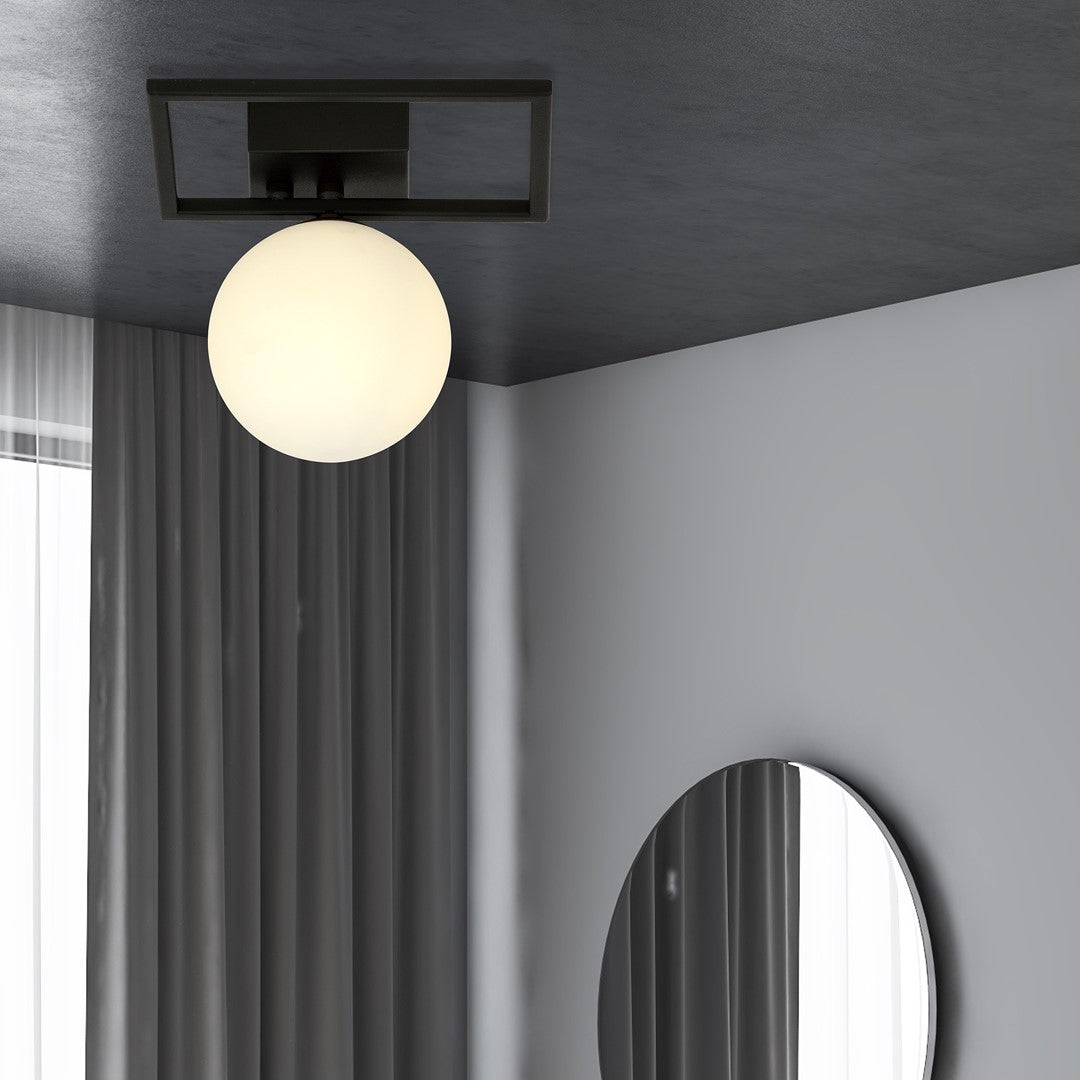 Mise en ambiance du plafonnier noir allumé, fixé au plafond près de rideaux et miroir.