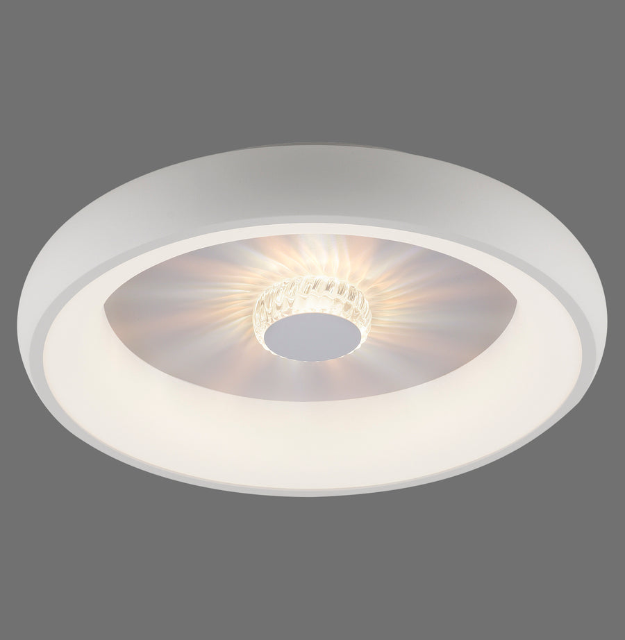 Plafonnier rond blanc vu de face sur fond gris uni, anneau lumineux et centre en verre.