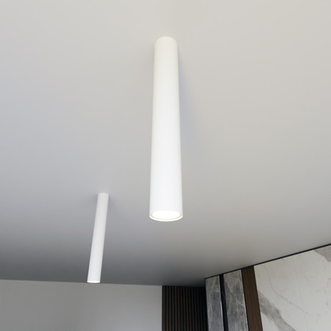 Vue en contre-plongée de deux tubes blancs fixés au plafond, lumière allumée